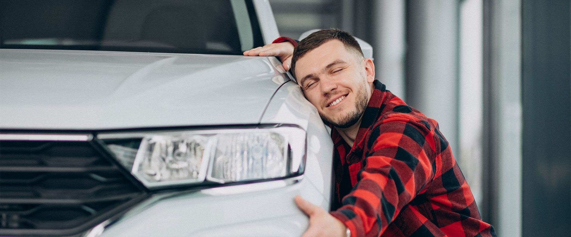 muž pri aute hero obrázok pre Dovozy aut zo zahraničia na stránke dovozyaut.sk | dovozyaut.sk