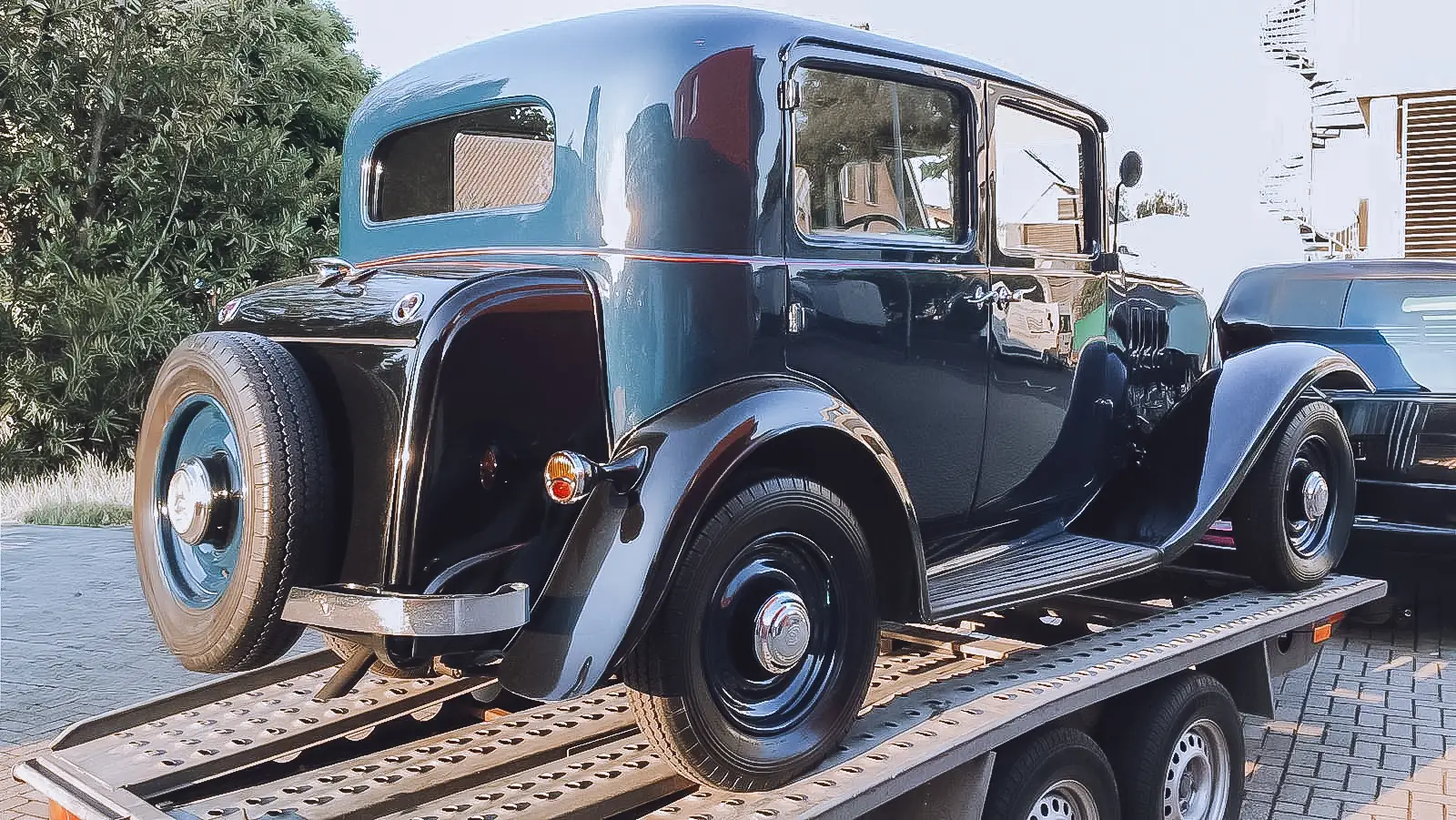 Zadná časť Citroënu Rosalie s rezervou na kufri