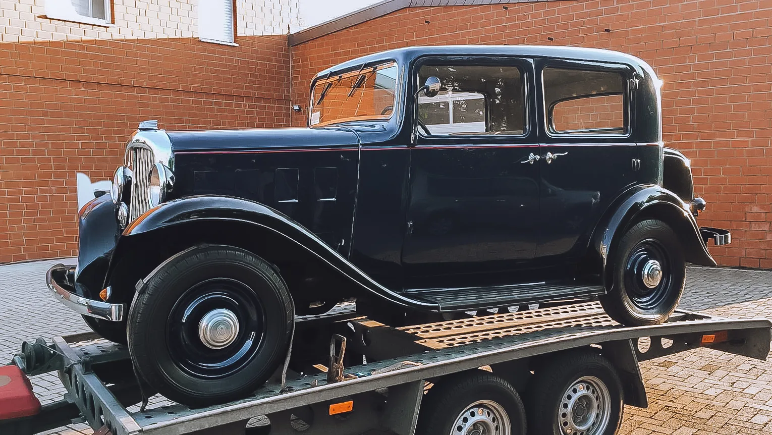 Modrá limuzína Citroën Rosalie z roku 1933 z boku na prívese
