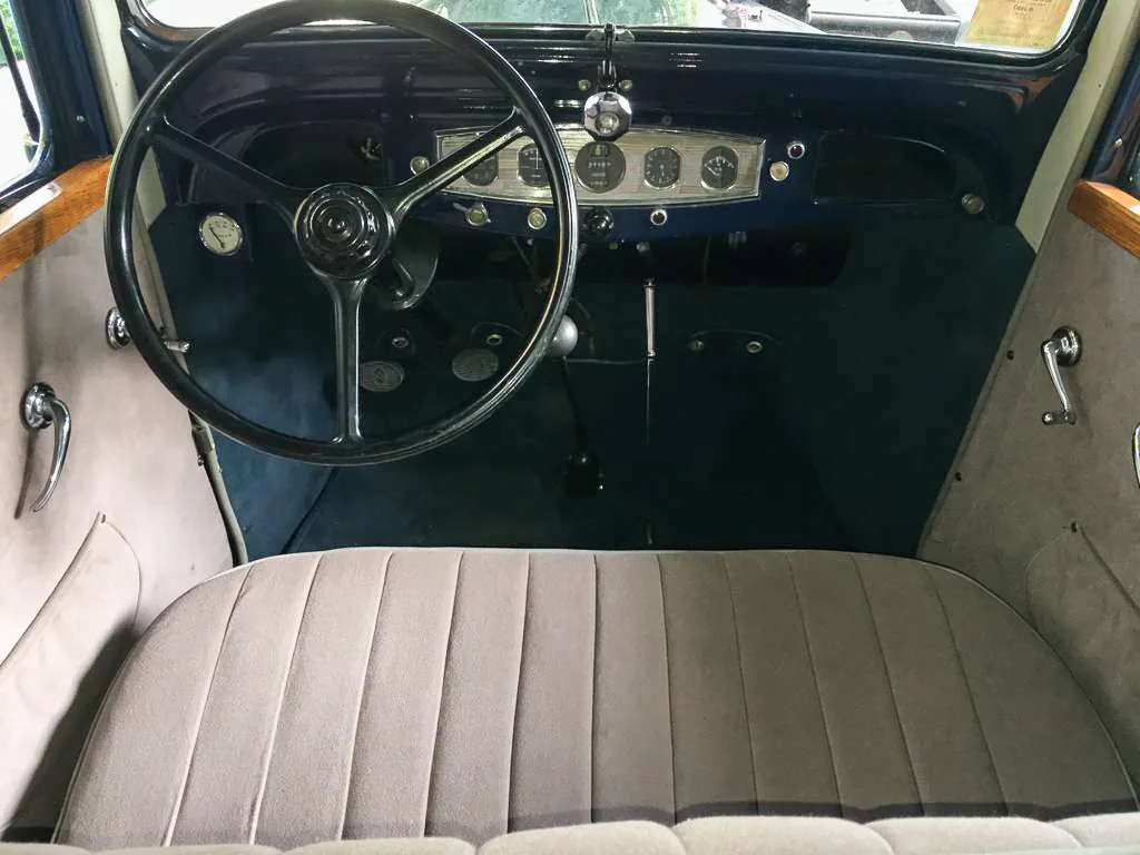 Sivý interiér a volant Citroënu Rosalie z roku 1933