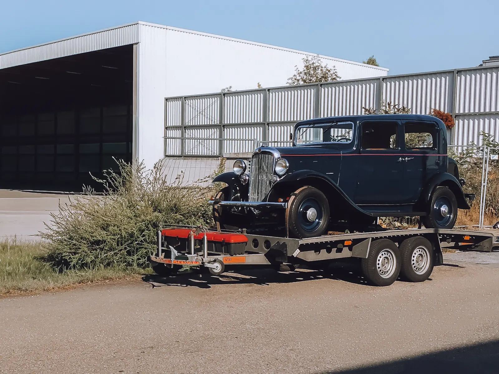 Citroën Rosalie naložený na prívese pred halou